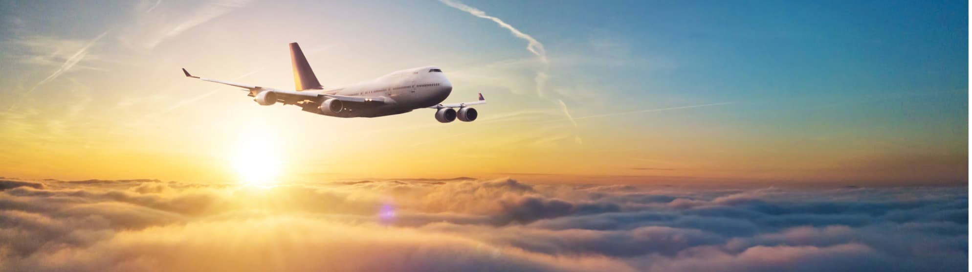 Airline-Flugzeug über den Wolken bei Sonnenaufgang