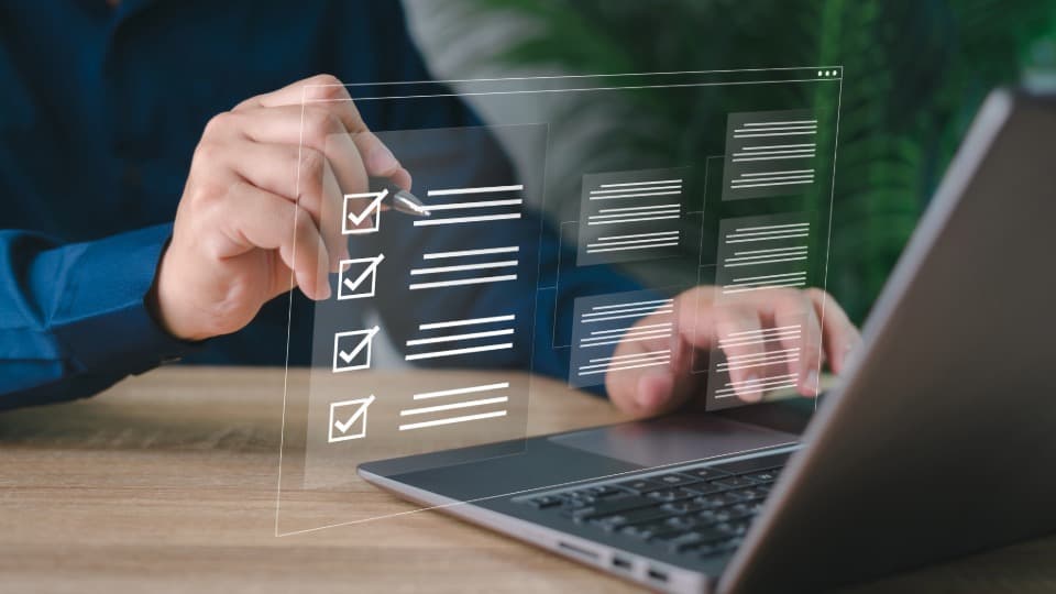 Person nutzt am Laptop eine digitale Airvan-Checkliste mit abgehakten Aufgaben.