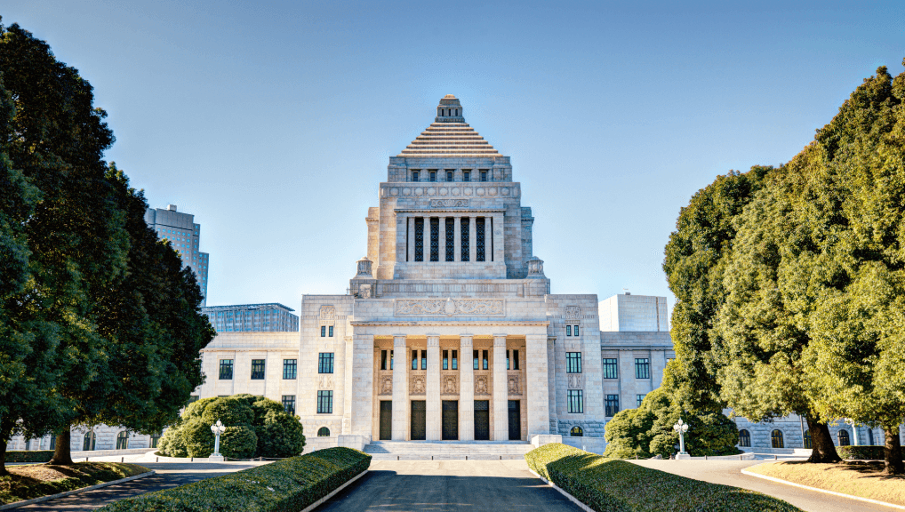Japanisches Parlamentsgebäude in Tokio, symmetrisch von Bäumen eingerahmt