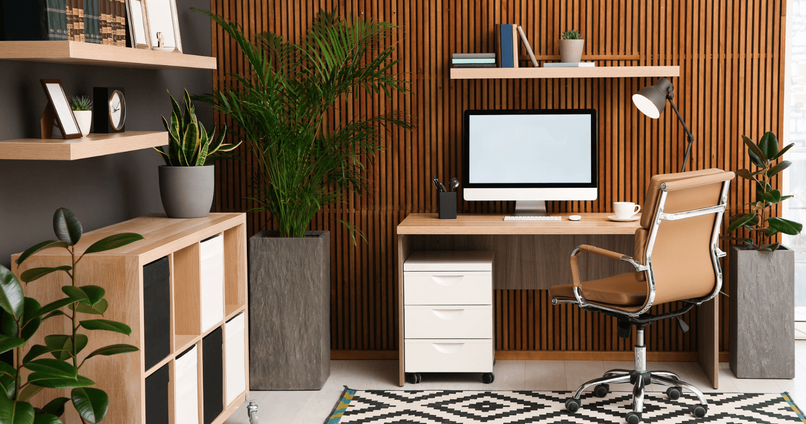 Modernes Home Office nach Umzug mit Holzvertäfelung, Schreibtisch, Computer, Bürostuhl und Pflanzen. Einrichtungsideen für stilvolles Arbeiten zu Hause.