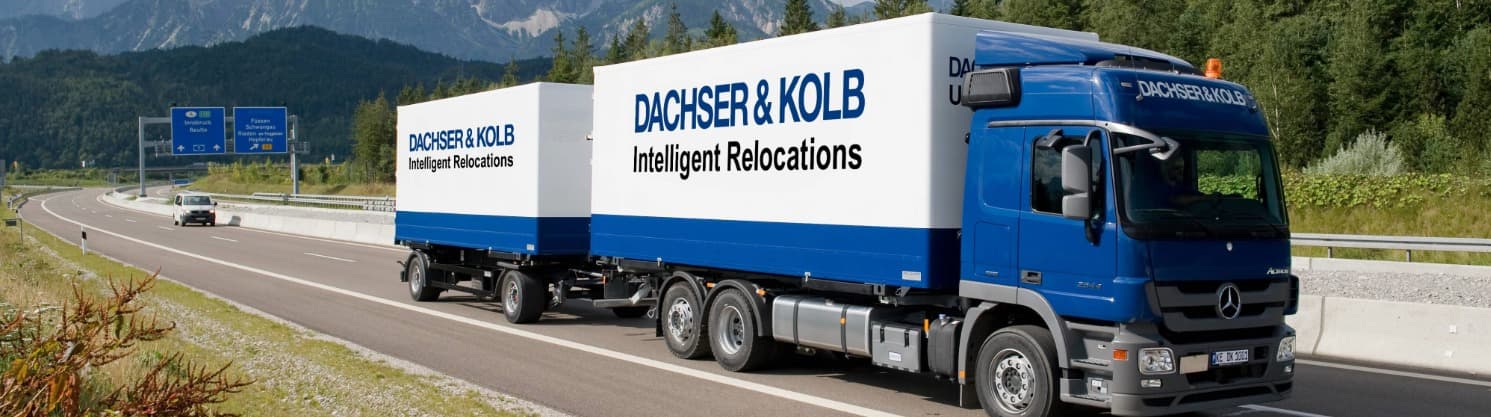 Containerschiff von oben mit Schlepper – Symbolbild für Navigationssicherheit und Havarie im Seetransport