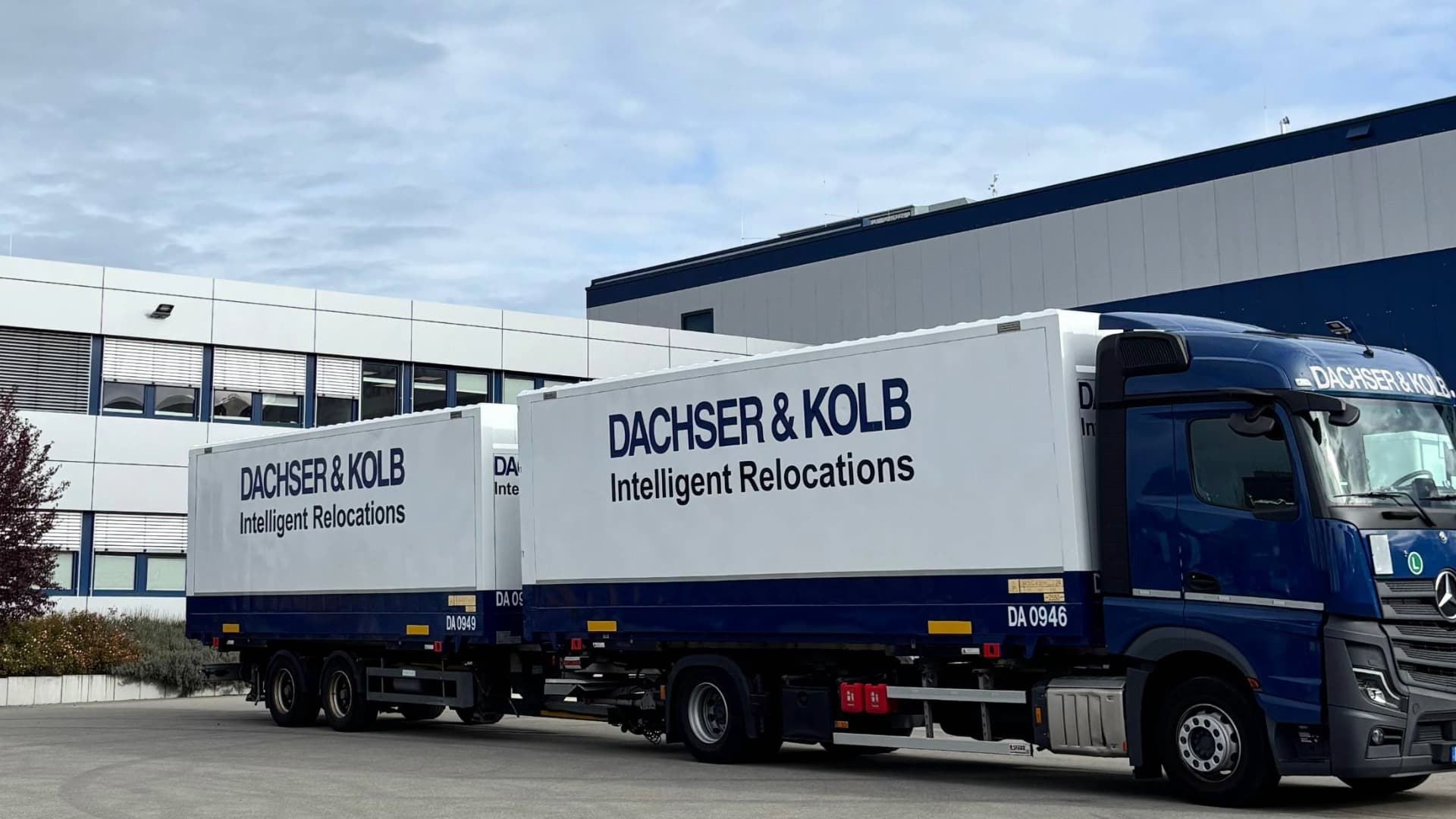 Containerschiff bei Sonnenuntergang im Hafen – Symbolbild für Planung zur Vermeidung von Havarien im Seetransport