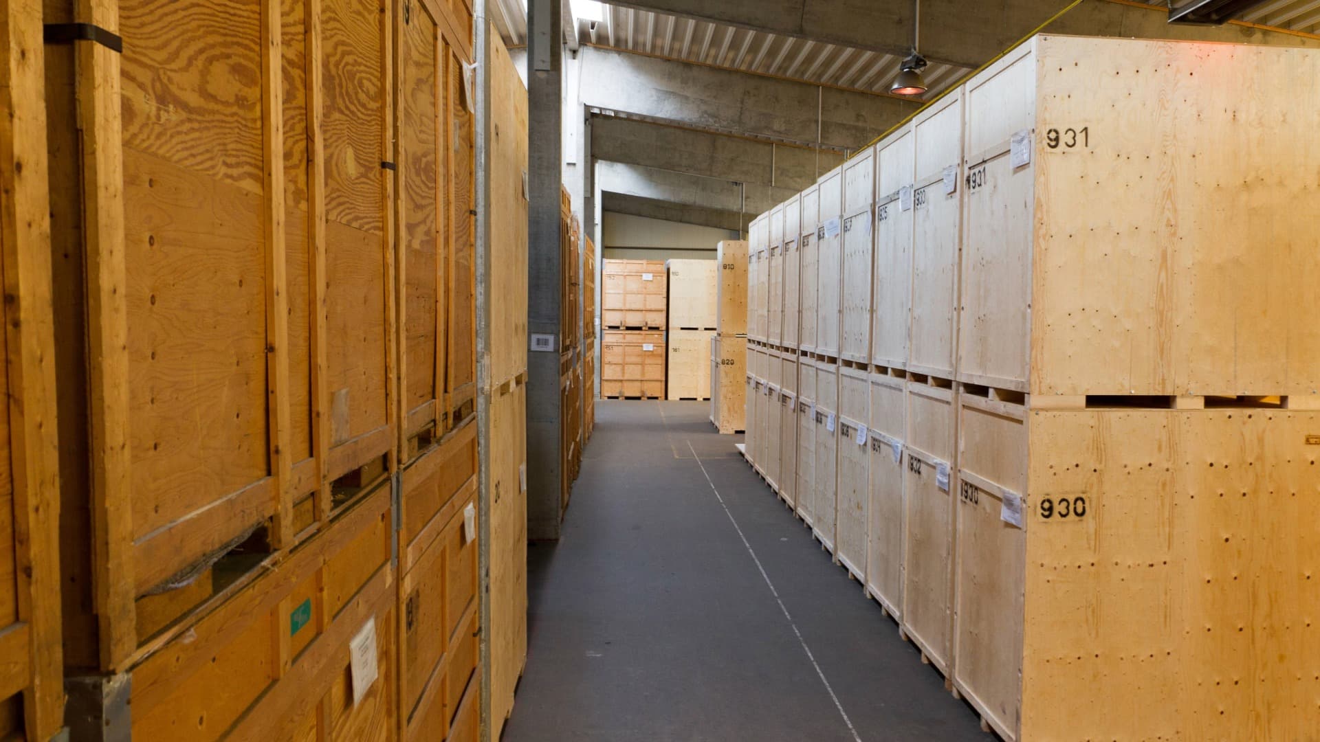 Holzcontainer im Lager von DACHSER & KOLB zur sicheren Aufbewahrung von Umzugsgut.