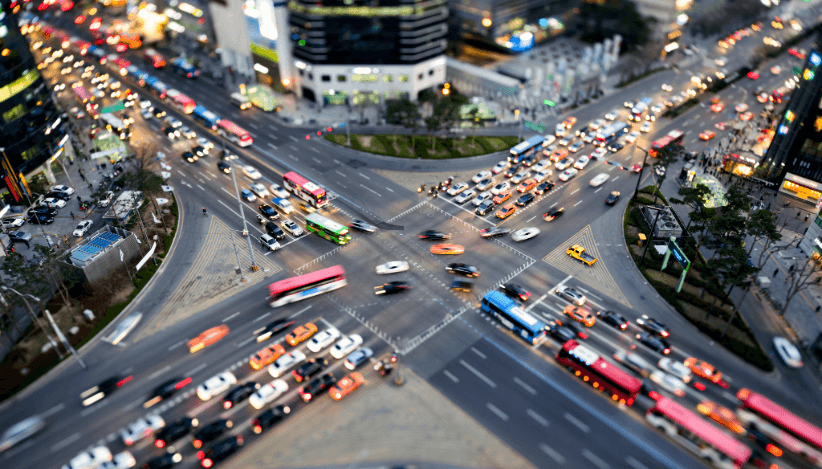 Vogelperspektive einer belebten Kreuzung mit viel Verkehr. Informationen zur Sondergenehmigung Halteverbot für Umzug.