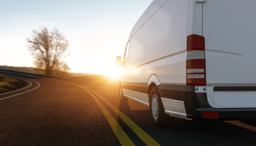 Transporter auf Landstraße bei Sonnenaufgang – für schnelle Entsorgung und Recycling beim Umzug nutzen