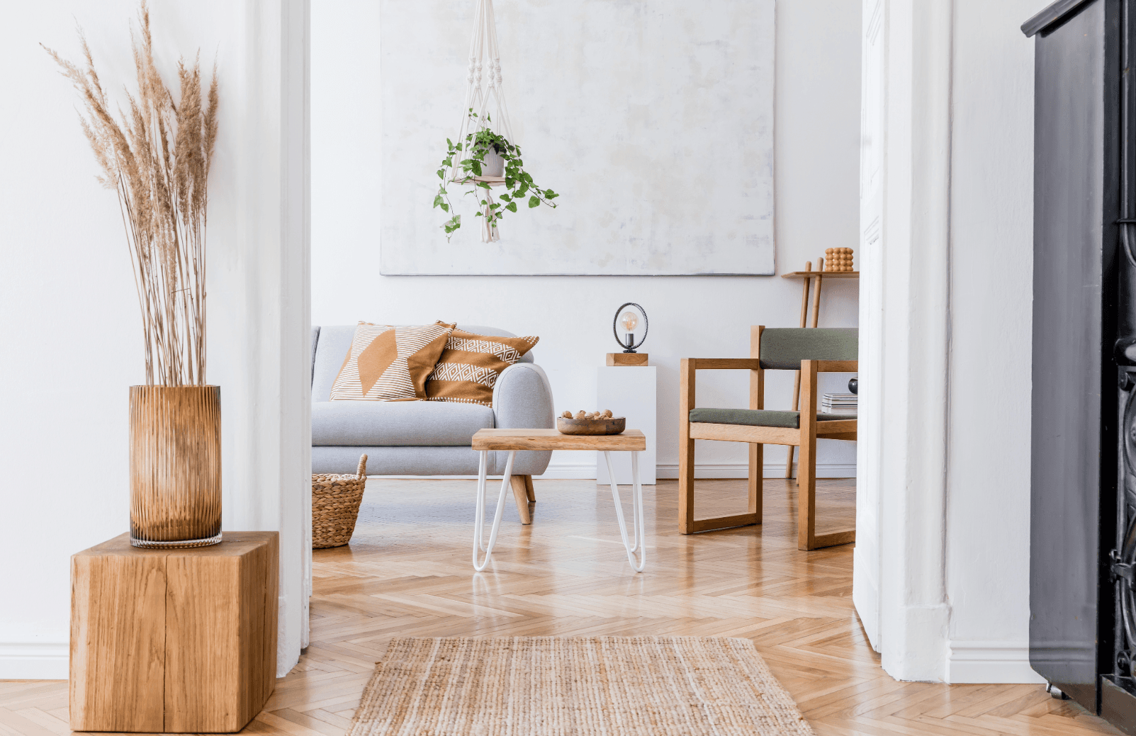 Helles Wohnzimmer mit minimalistischer Einrichtung – Tipps für den Umzug in eine kleinere Wohnung
