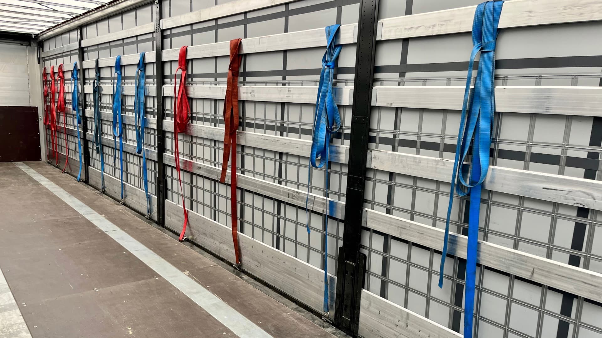 Aufgeräumte Umzugsgurte im Lkw – vorbereitete Ladungssicherung für den nächsten Möbeltransport.